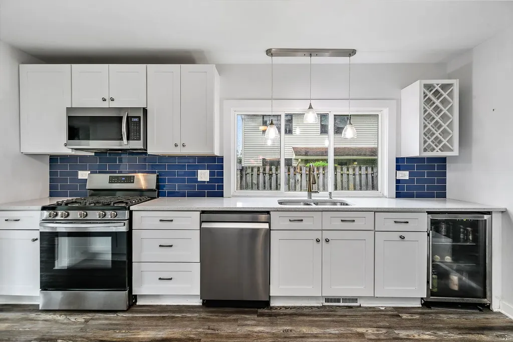 615 Lakeview Court Roselle IL 60172
