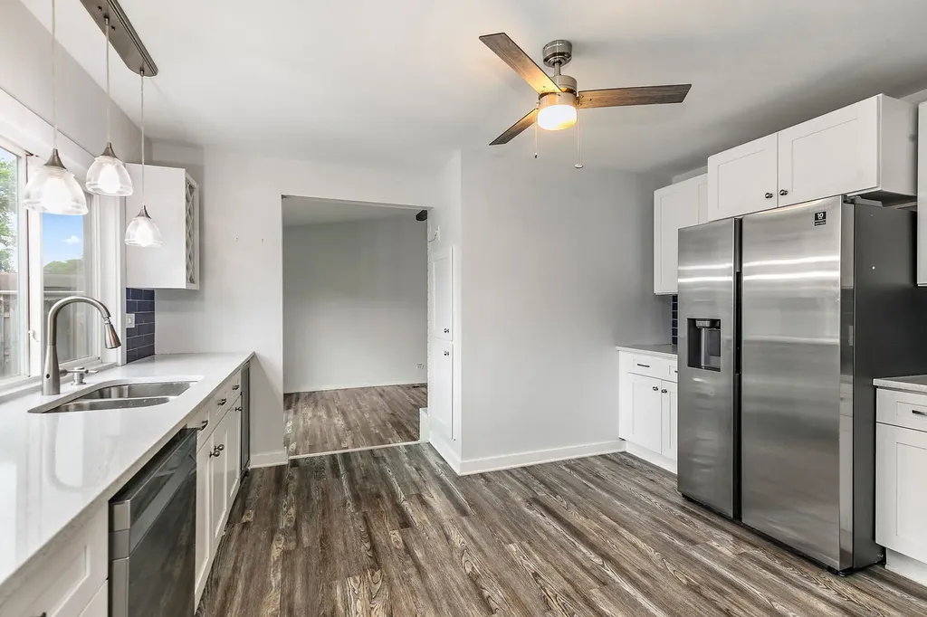 615 Lakeview Court Roselle IL 60172