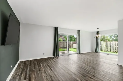 615 Lakeview Court Roselle IL 60172