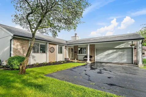 615 Lakeview Court Roselle IL 60172
