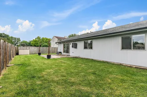615 Lakeview Court Roselle IL 60172