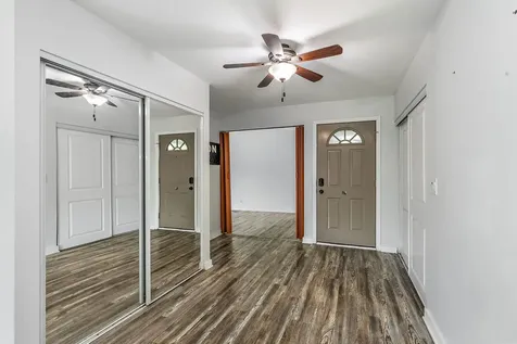 615 Lakeview Court Roselle IL 60172
