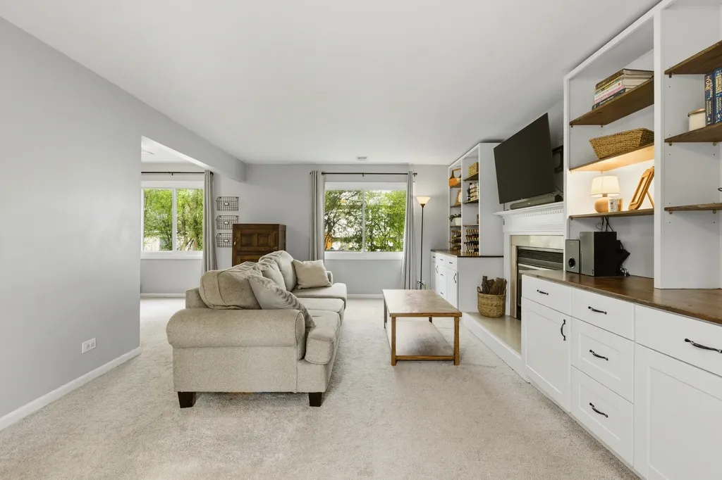 404 Dover Drive Roselle IL 60172