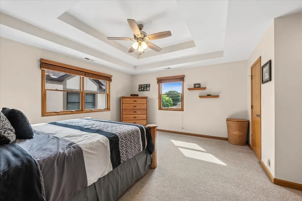 5858 North Luna Avenue Chicago IL 60646
