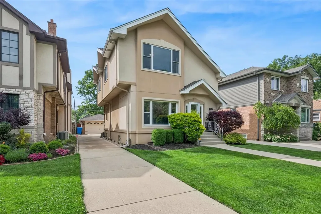 5858 North Luna Avenue Chicago IL 60646