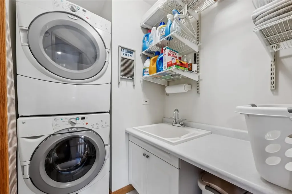 5858 North Luna Avenue Chicago IL 60646