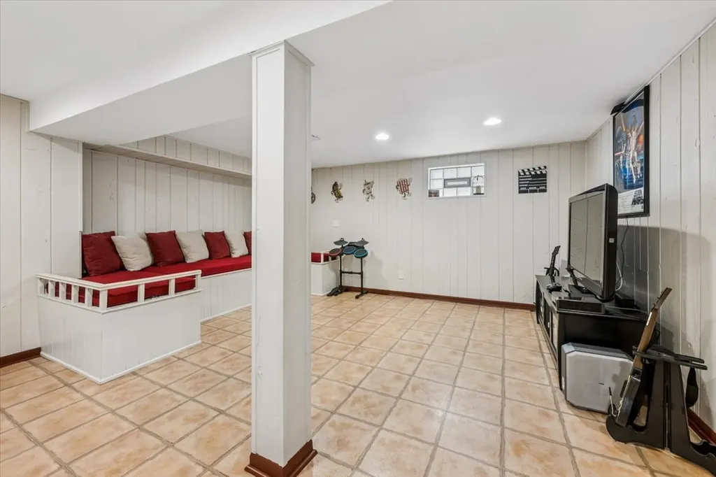 5858 North Luna Avenue Chicago IL 60646