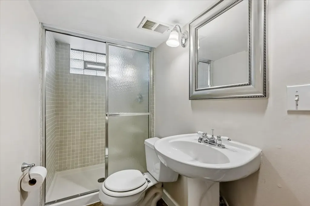 5858 North Luna Avenue Chicago IL 60646