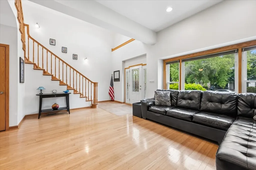 5858 North Luna Avenue Chicago IL 60646