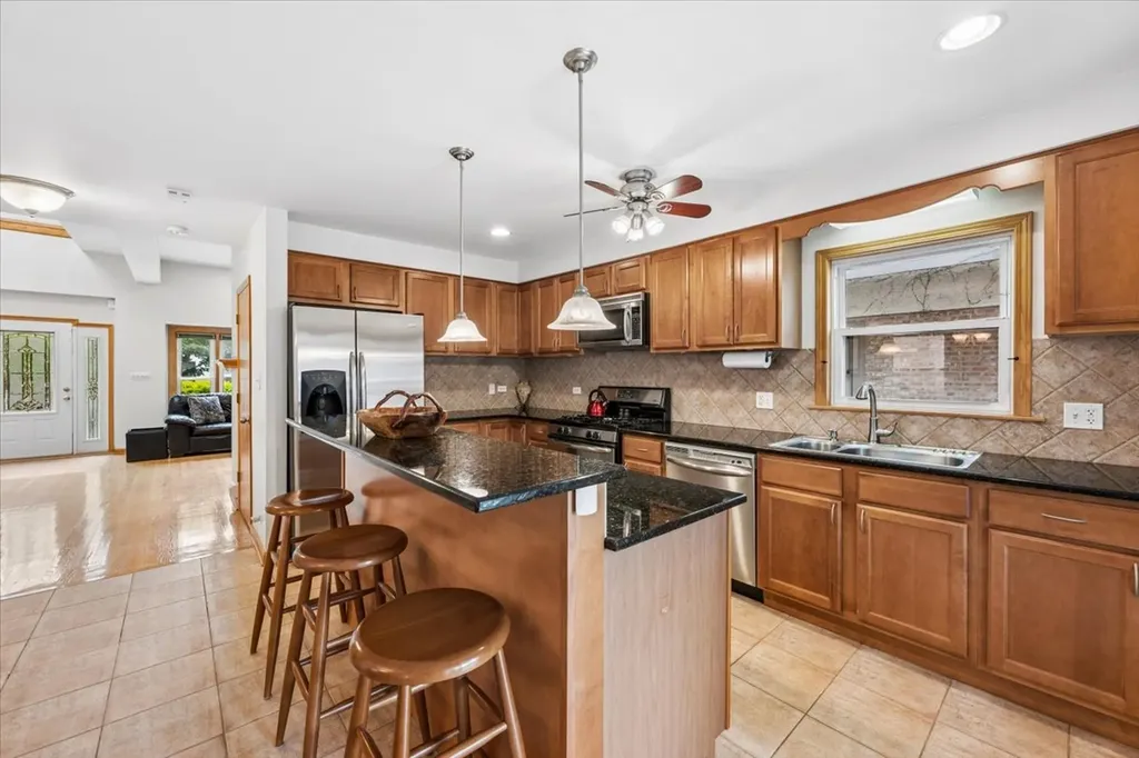 5858 North Luna Avenue Chicago IL 60646