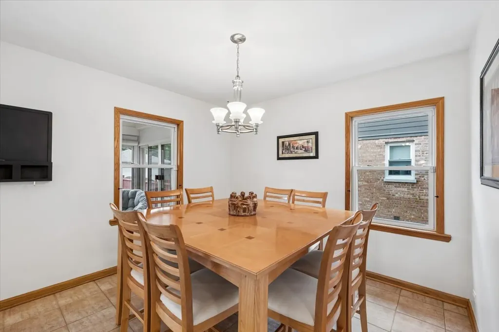 5858 North Luna Avenue Chicago IL 60646