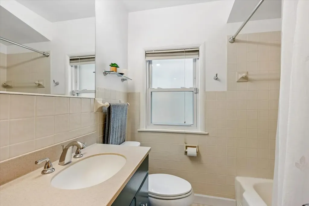 5858 North Luna Avenue Chicago IL 60646