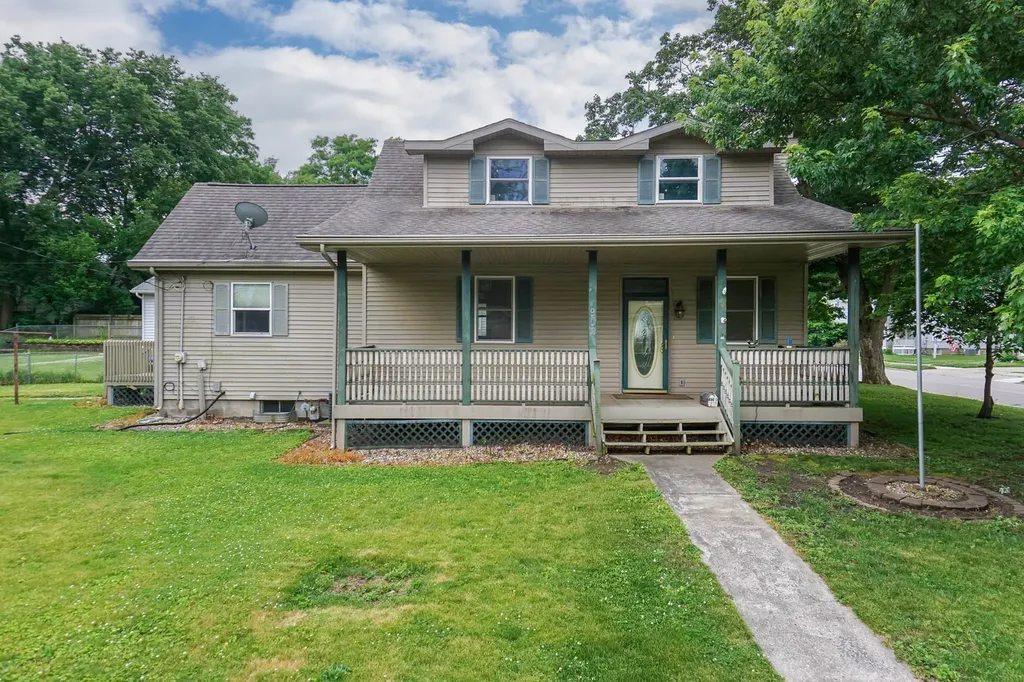 902 South Clayton Street Bloomington IL 61701