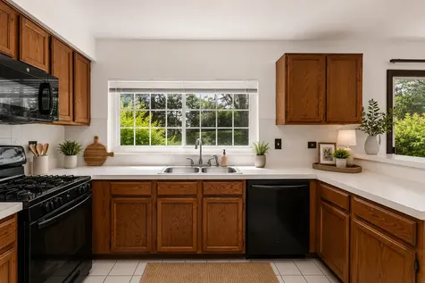3 Chaucer Lane Streamwood IL 60107