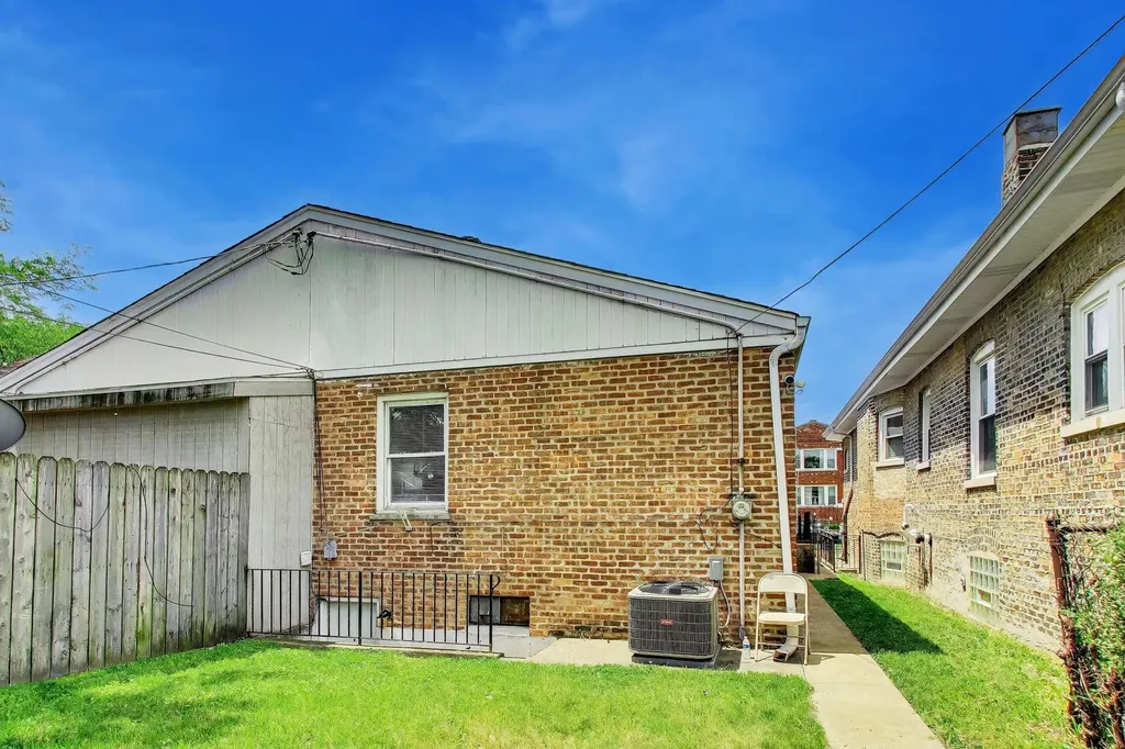 6751 South Saint Lawrence Avenue Chicago IL 60637