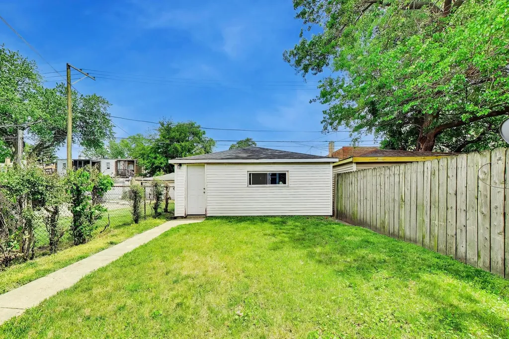 6751 South Saint Lawrence Avenue Chicago IL 60637