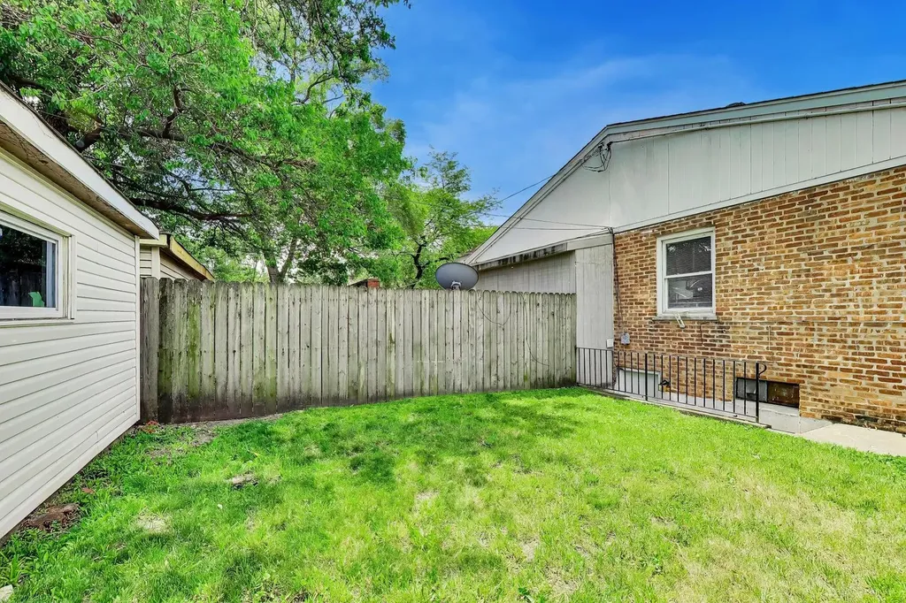 6751 South Saint Lawrence Avenue Chicago IL 60637