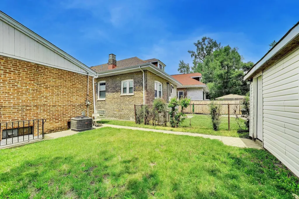 6751 South Saint Lawrence Avenue Chicago IL 60637