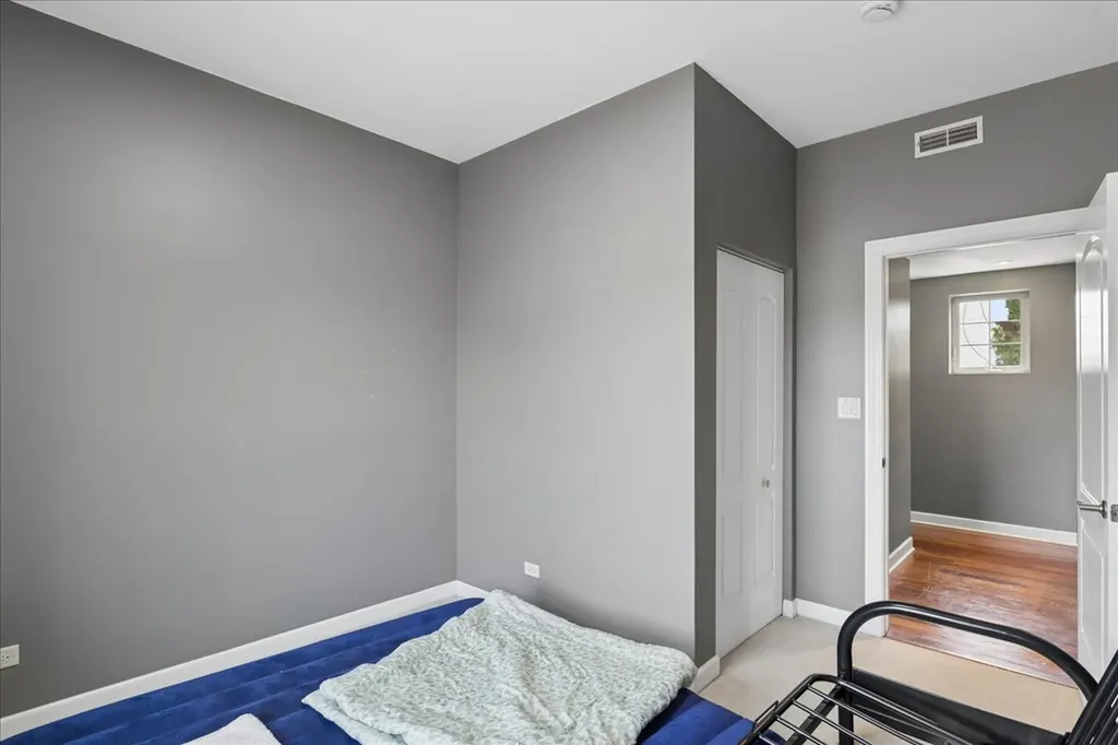 3629 South Giles Avenue Chicago IL 60653