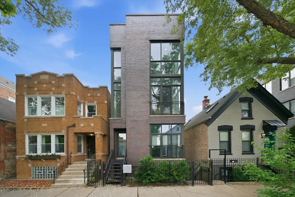 2062 North Leavitt Street Chicago IL 60647