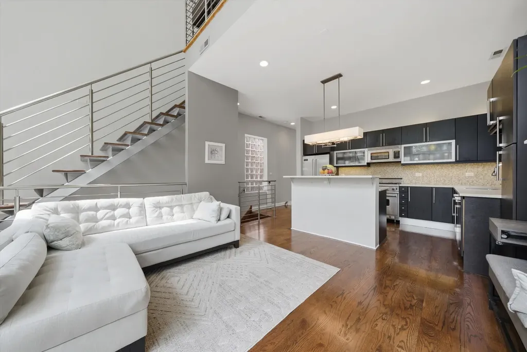 2062 North Leavitt Street Chicago IL 60647