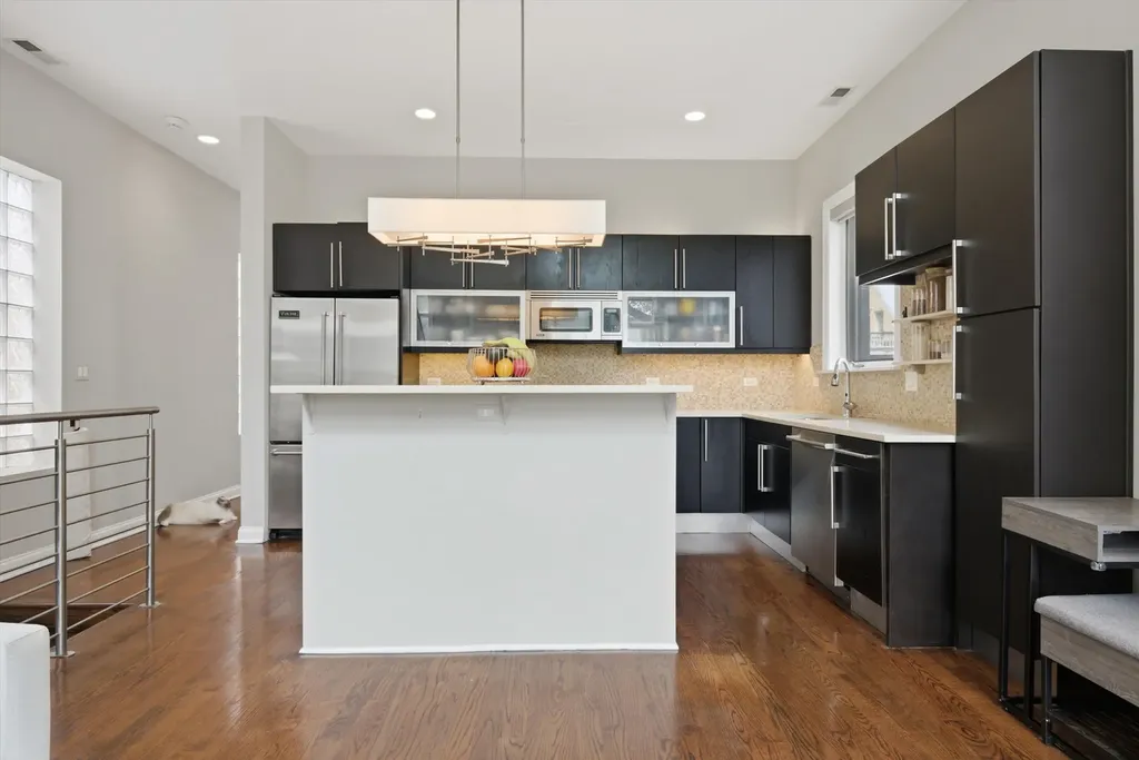 2062 North Leavitt Street Chicago IL 60647