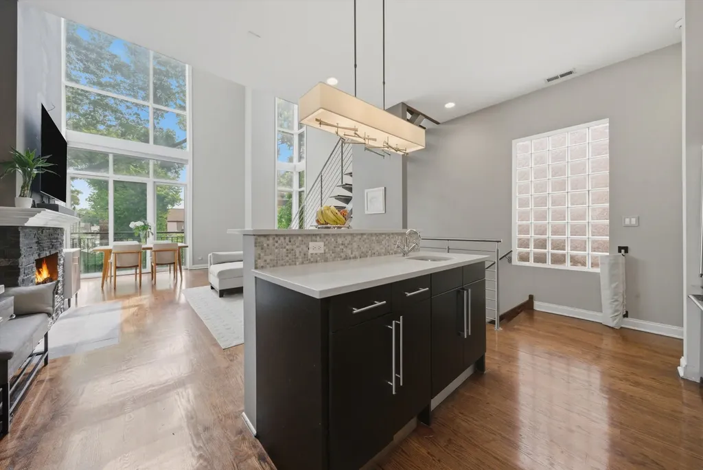 2062 North Leavitt Street Chicago IL 60647