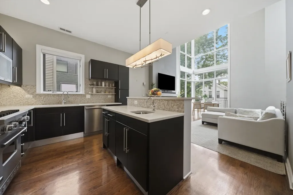 2062 North Leavitt Street Chicago IL 60647