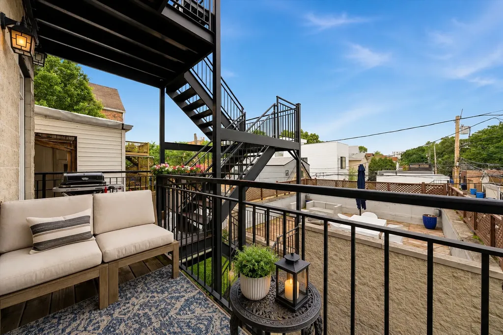 2062 North Leavitt Street Chicago IL 60647