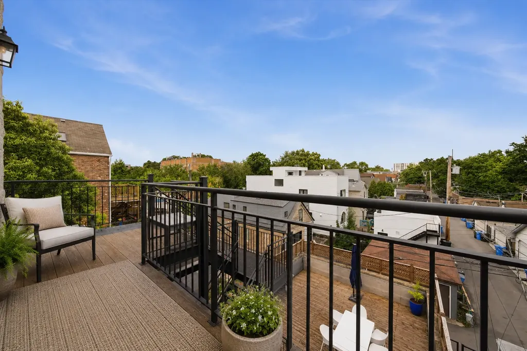 2062 North Leavitt Street Chicago IL 60647