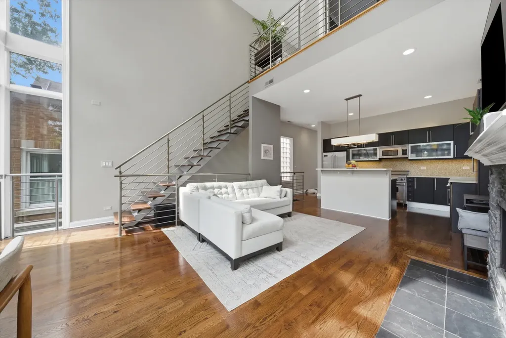 2062 North Leavitt Street Chicago IL 60647