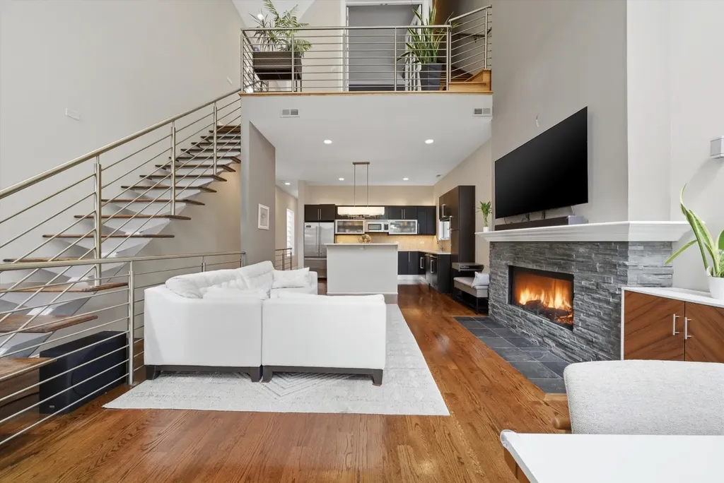 2062 North Leavitt Street Chicago IL 60647