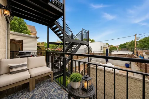 2062 North Leavitt Street Chicago IL 60647
