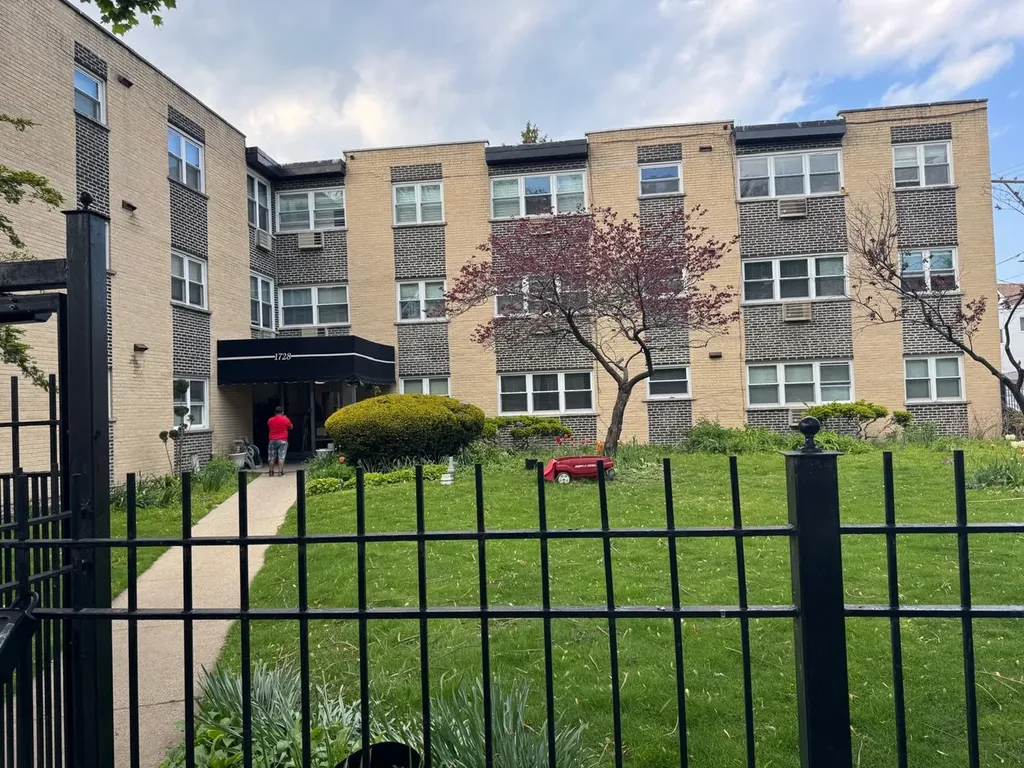 1728 West Farwell Avenue Chicago IL 60626
