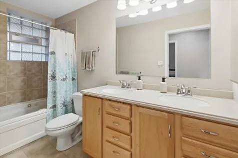 4748 North Magnolia Avenue Chicago IL 60640