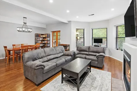 4748 North Magnolia Avenue Chicago IL 60640