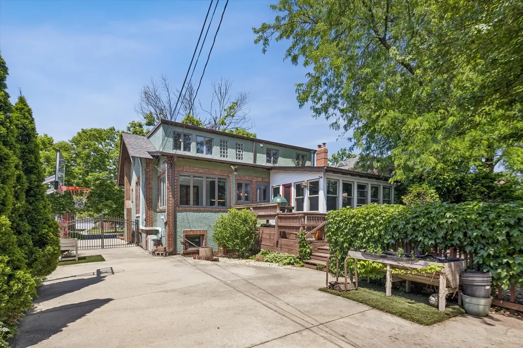 10637 South Oakley Avenue Chicago IL 60643
