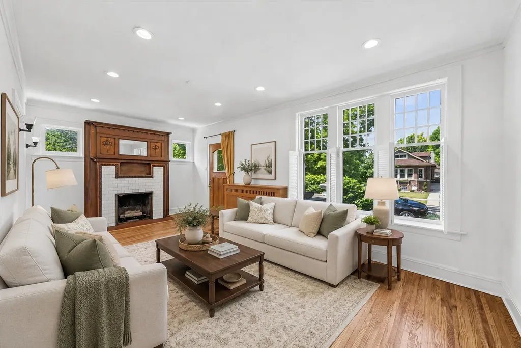 10637 South Oakley Avenue Chicago IL 60643