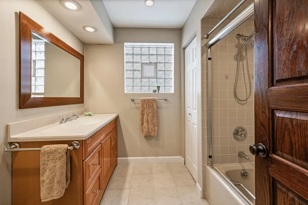 3855 North Greenview Avenue Chicago IL 60613