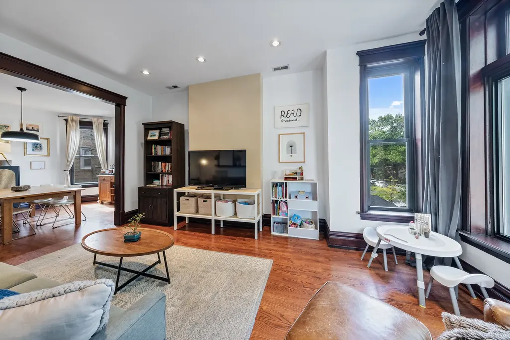 3855 North Greenview Avenue Chicago IL 60613