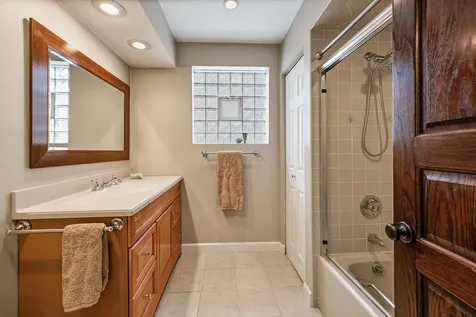 3855 North Greenview Avenue Chicago IL 60613