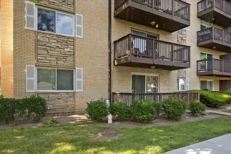 2214 South Goebbert Road Arlington Heights IL 60005
