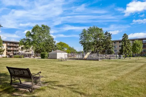2214 South Goebbert Road Arlington Heights IL 60005