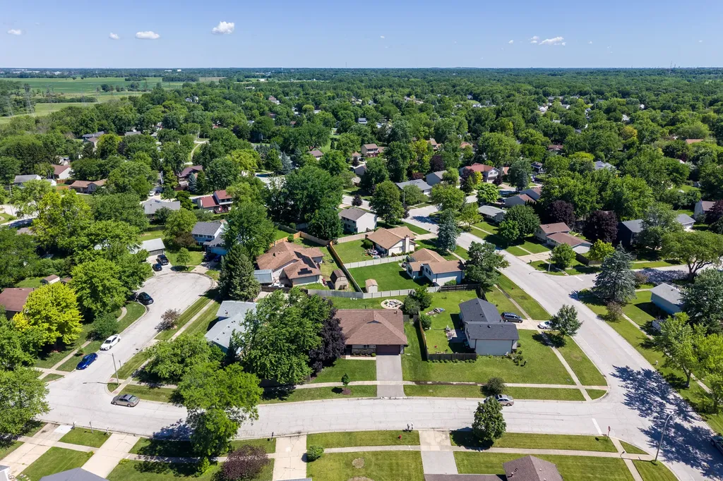 30W253 Bedford Lane Warrenville IL 60555