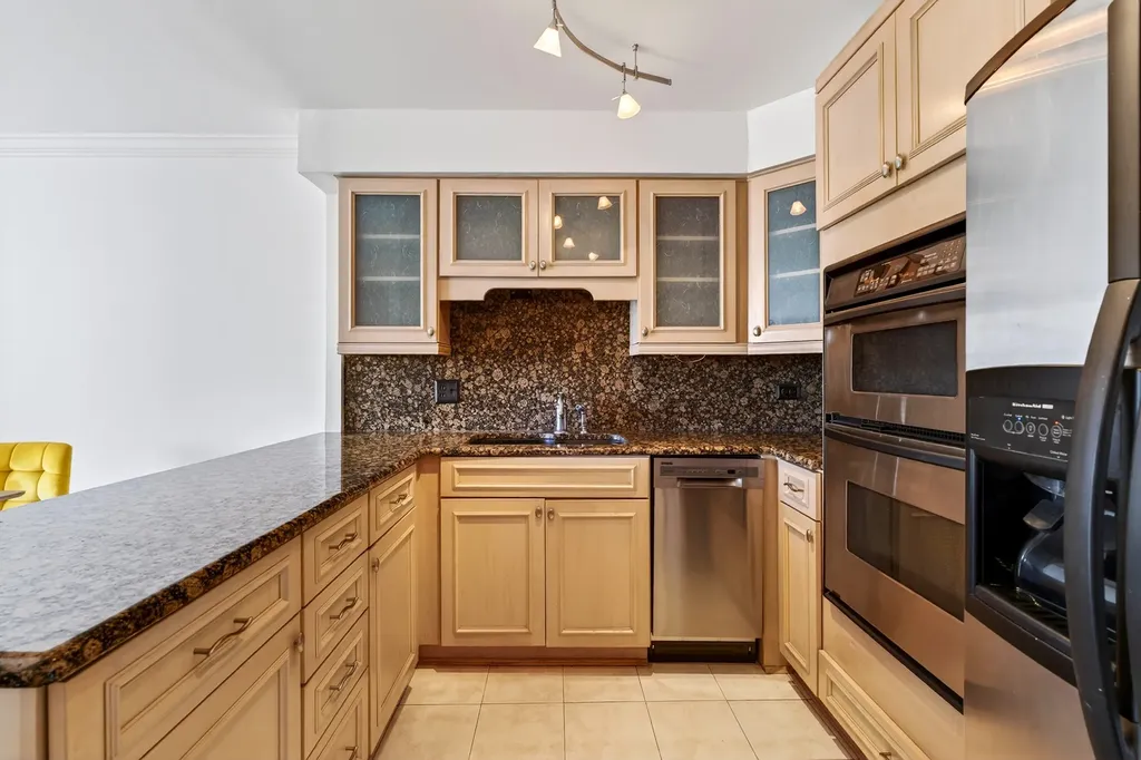 6007 North Sheridan Road Chicago IL 60660