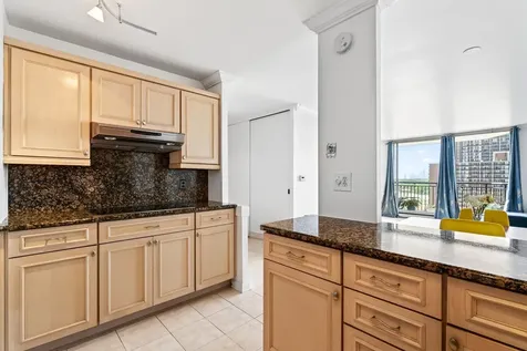 6007 North Sheridan Road Chicago IL 60660