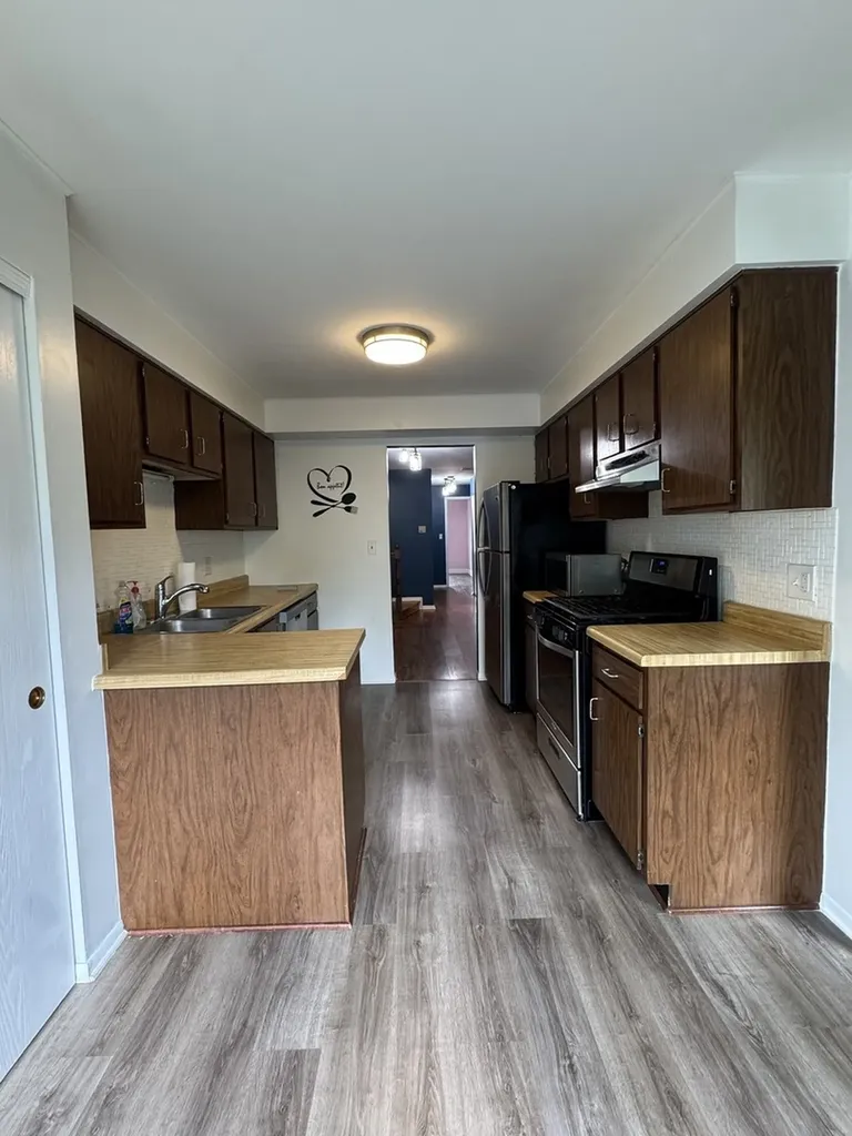 871 Cross Creek Court Roselle IL 60172