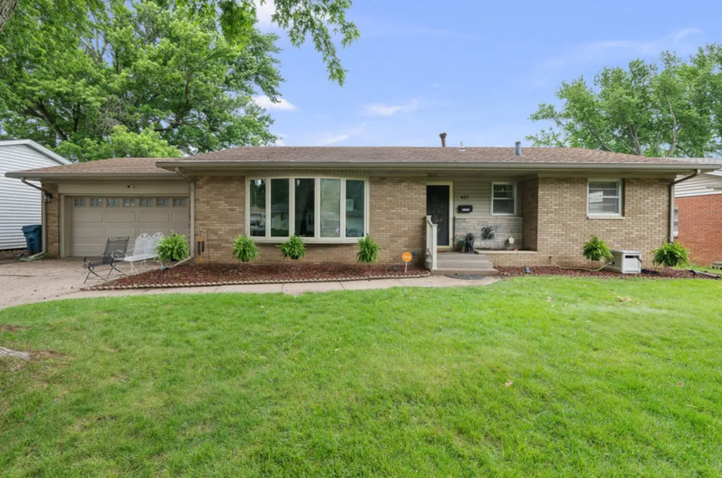 437 26TH Avenue East Moline IL 61244