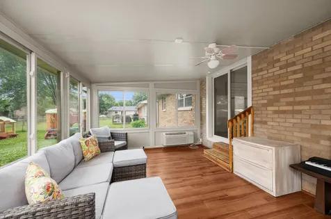 437 26TH Avenue East Moline IL 61244