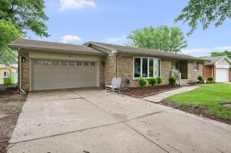 437 26TH Avenue East Moline IL 61244